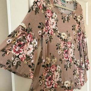 Beautiful floral top- never worn